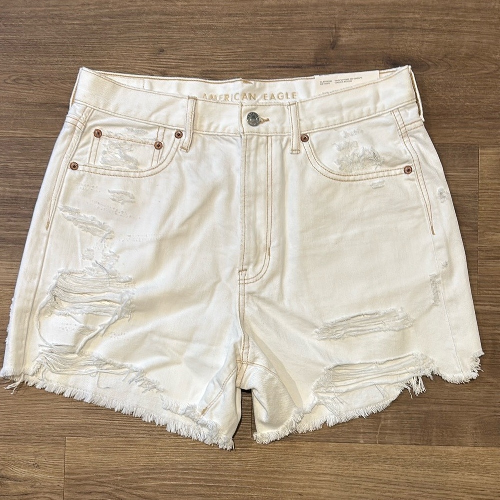 NWT AE 90s BOYFRIEND
MID-LENGTH Distressed White Denim Shorts